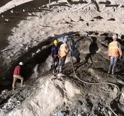 白朗隧道拱顶带模注浆料，微膨胀注浆料的特点及施工工艺